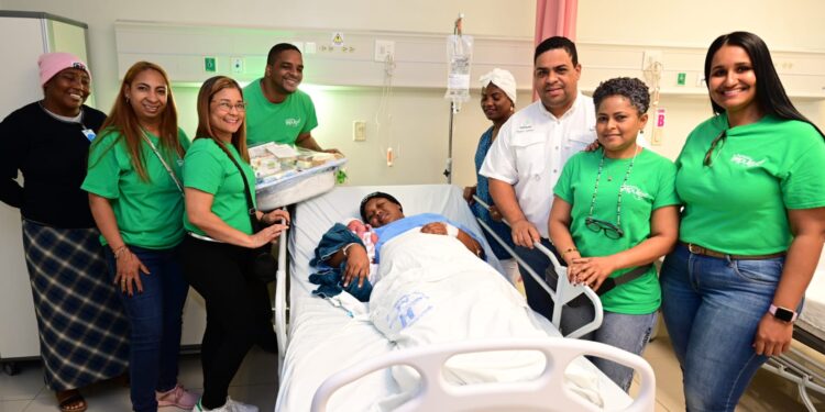 SeNaSa obsequia canastillas a los bebés nacidos en primeras horas del 2023 quienes se convierten en nuevos afiliados