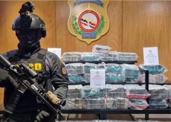 Arrestan siete personas con 242 paquetes presumiblemente cocaína