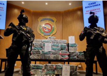 Arrestan siete con 242 paquetes presumiblemente cocaína en municipio de Boca Chica