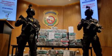 Arrestan siete con 242 paquetes presumiblemente cocaína en municipio de Boca Chica