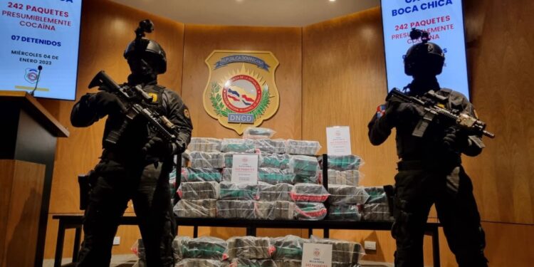 Arrestan siete con 242 paquetes presumiblemente cocaína en municipio de Boca Chica