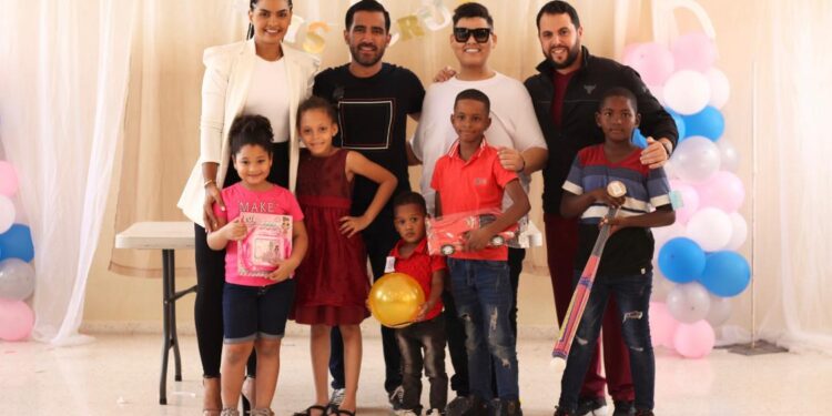 El doctor Cruz Camacho hace entrega de juguetes a niños de Cristo Rey y Villas Agrícolas