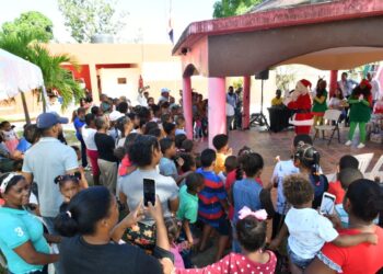 Edeeste entrega juguetes a más de 70 niños en Las Lagunas de Nisibón