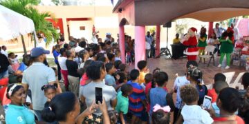 Edeeste entrega juguetes a más de 70 niños en Las Lagunas de Nisibón