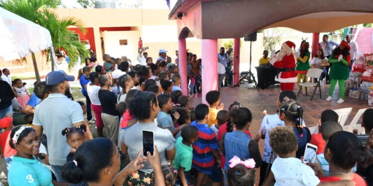 Edeeste entrega juguetes a más de 70 niños en Las Lagunas de Nisibón