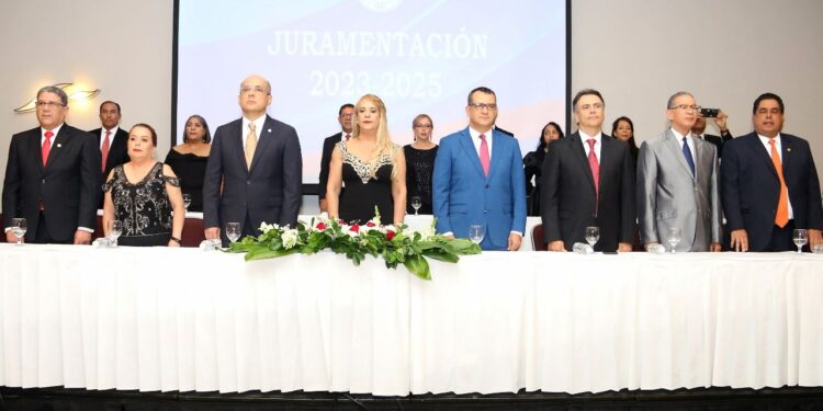Juramentan directiva Colegio de Notarios; reelecta presidenta destaca misión del gremio