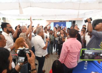 Félix Grullón juramenta decenas de personas en SDO