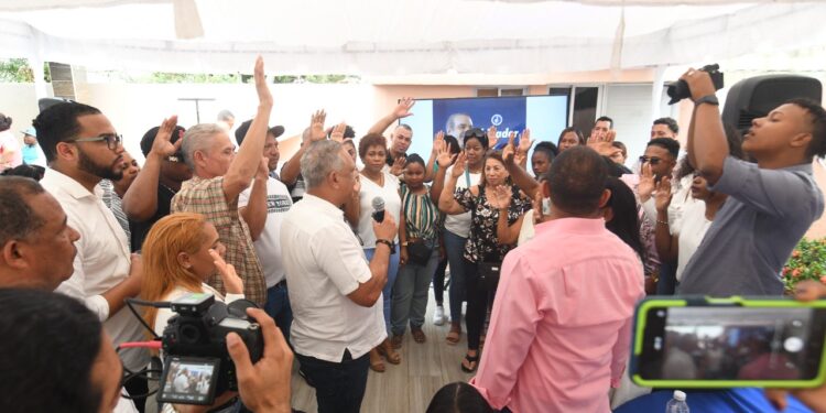 Félix Grullón juramenta decenas de personas en SDO