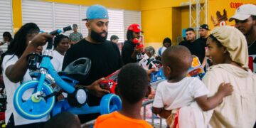 Eladio Carrión sorprende niños de Santiago, San Pedro y Guerra en Día de Reyes