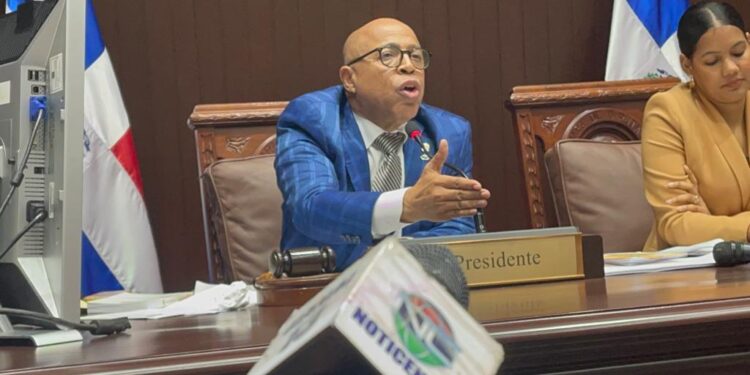 Pacheco dice Ejecutivo decidirá esta noche si extiende actual legislatura