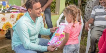 Luis Valdez entrega juguetes a niños de Constanza y Jarabacoa