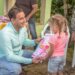 Luis Valdez entrega juguetes a niños de Constanza y Jarabacoa