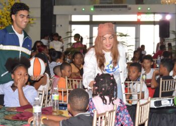 Asociación de editores y distribuidores de libros de textos entrega libros y juguetes a niños