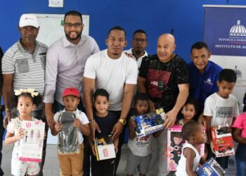 Félix Grullón entrega miles de juguetes en Santo Domingo Oeste