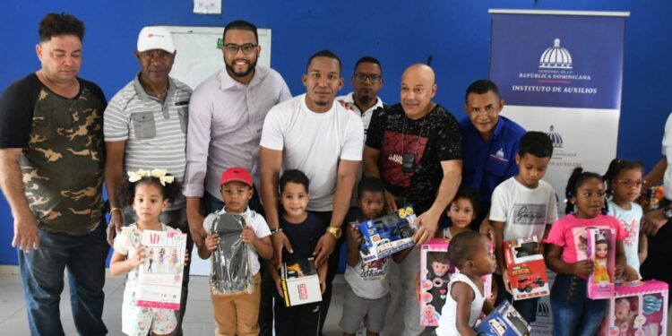 Félix Grullón entrega miles de juguetes en Santo Domingo Oeste