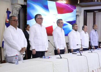 Abinader entrega cheques a productores ganaderos y agrícolas por más de RD$13 millones