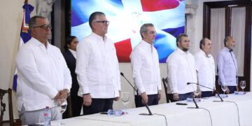 Abinader entrega cheques a productores ganaderos y agrícolas por más de RD$13 millones