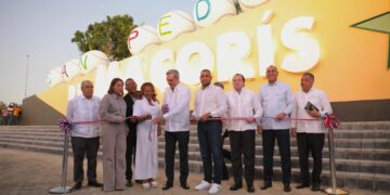 Abinader inaugura nuevas obras en SPM y entrega casi 3,000 certificados de títulos