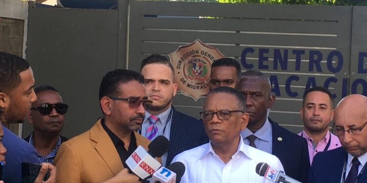 Migración desautoriza entrega de carnets de trabajos a nacionales haitianos que supuestamente laboran agricultura  en Dajabon