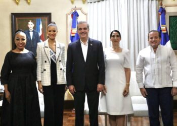 Presidente Abinader recibe visita de Miss RD Andreina Martínez