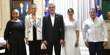 Presidente Abinader recibe visita de Miss RD Andreina Martínez