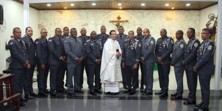 Oficiales de la promoción XXIX de Cadetes Juan Sánchez Ramírez celebran 30 años de carrera policial