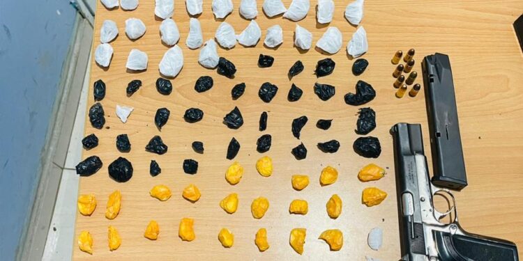 PN apresa hombre con 150 porciones de drogas y una pistola que portaba de manera ilegal