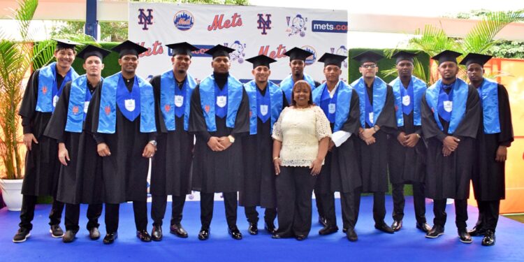 Academia Mets lleva prospectos a otro nivel; gradúa de bachiller a 36