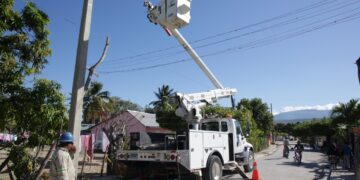 Edesur coloca nuevas redes en el sector Colombia en Barahona