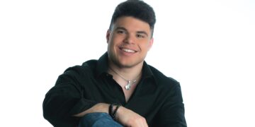 Productor musical dominicano llega a Disney como pianista