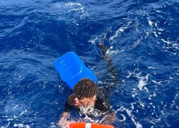 La Armada rescata el noveno tripulante de 12 personas que estaban a la deriva en aguas del Atlántico