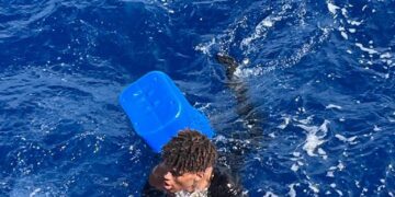 La Armada rescata el noveno tripulante de 12 personas que estaban a la deriva en aguas del Atlántico