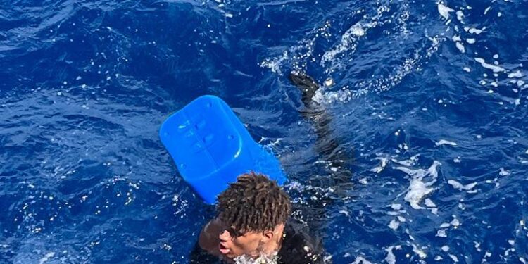 La Armada rescata el noveno tripulante de 12 personas que estaban a la deriva en aguas del Atlántico