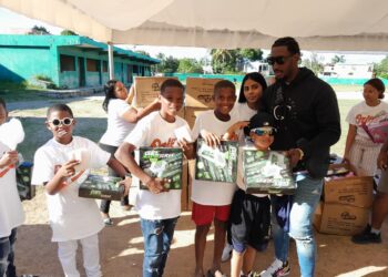 Jorge Mateo entrega juguetes a niños de San Luis