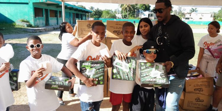 Jorge Mateo entrega juguetes a niños de San Luis