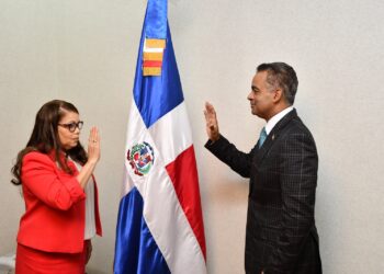 Ministro de la Presidencia toma juramento a la nueva directora de Pasaportes