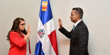 Ministro de la Presidencia toma juramento a la nueva directora de Pasaportes