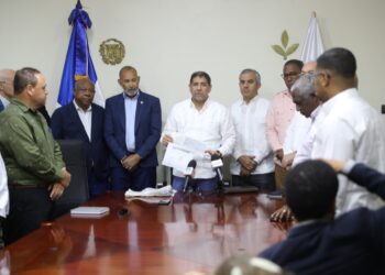 Gobierno entrega 60 millones de pesos a asociaciones productoras de ajo de Constanza