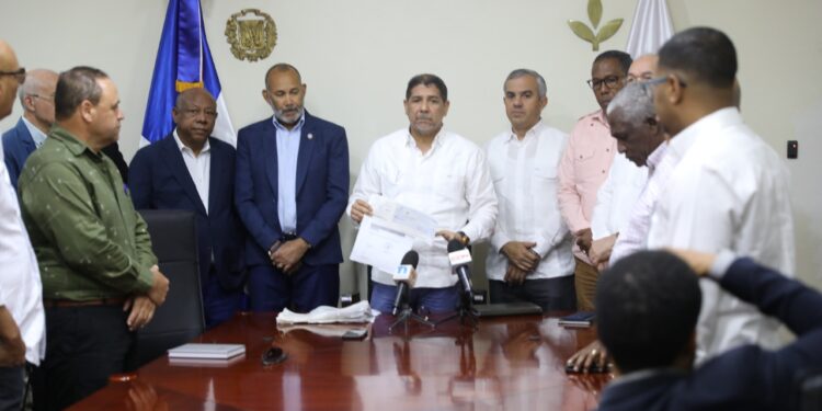 Gobierno entrega 60 millones de pesos a asociaciones productoras de ajo de Constanza