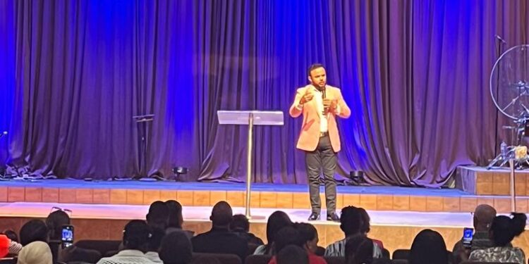 Asesor financiero presenta fórmula para vivir sin deudas