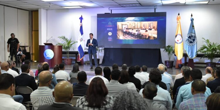 Wellington Arnaud, director del INAPA, ofrece conferencia en PUCMM sobre transformación servicio agua potable