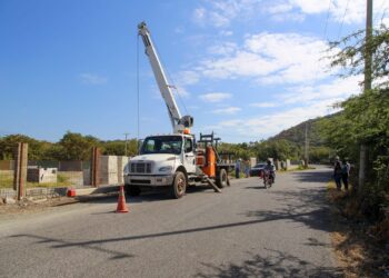 Edesur electrifica e ilumina entrada de Cañafistol; trabajos impactarán 8 mil personas