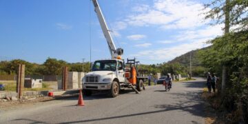 Edesur electrifica e ilumina entrada de Cañafistol; trabajos impactarán 8 mil personas