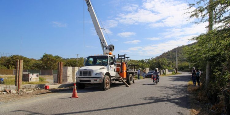 Edesur electrifica e ilumina entrada de Cañafistol; trabajos impactarán 8 mil personas