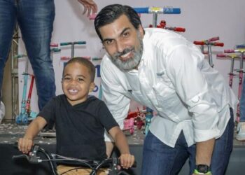 Juan José Rojas entrega  juguetes a niños de SDE