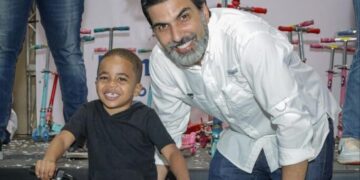 Juan José Rojas entrega  juguetes a niños de SDE