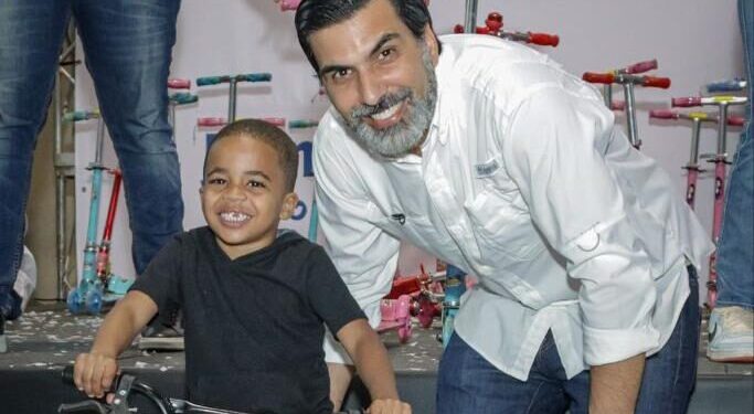 Juan José Rojas entrega juguetes a niños de SDE