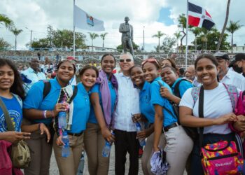 Alcalde Manuel Jiménez entrega estatua y plazoleta dedicada al Padre de la Patria