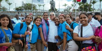 Alcalde Manuel Jiménez entrega estatua y plazoleta dedicada al Padre de la Patria