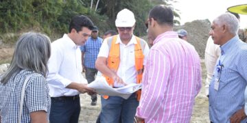 Wellington Arnaud  garantiza agua potable en Villa Altagracia